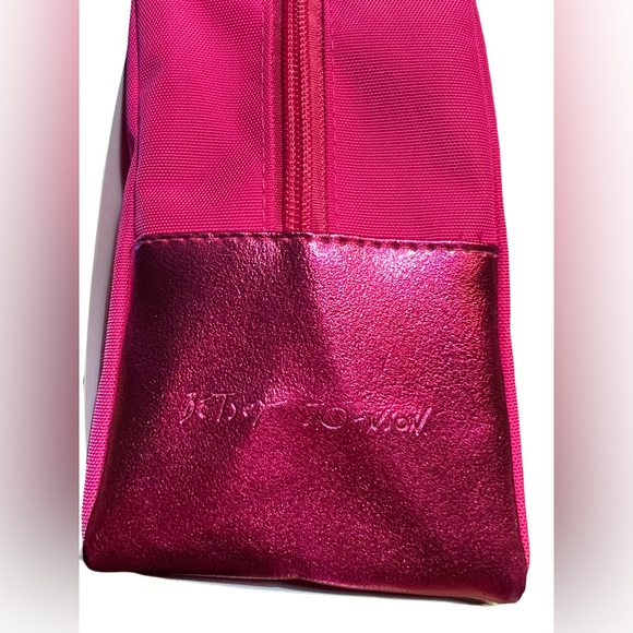Betsey Johnson NWT Travel Groom Kit & Bag Great Size Pink Zip Closure - Picture 6 of 8